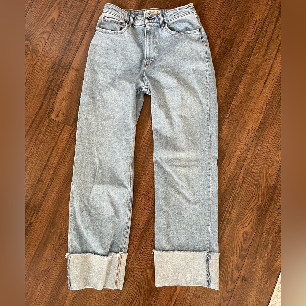 Cuffed Abercrombie Light wash Jeans size 6